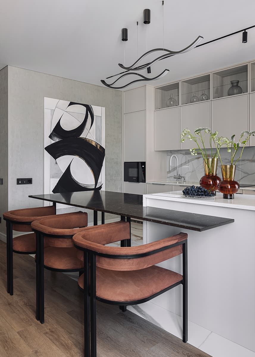 Травянистые оттенки, большой камин и обилие текстур в интерьере квартиры для молодой пары — проект студии Level Design