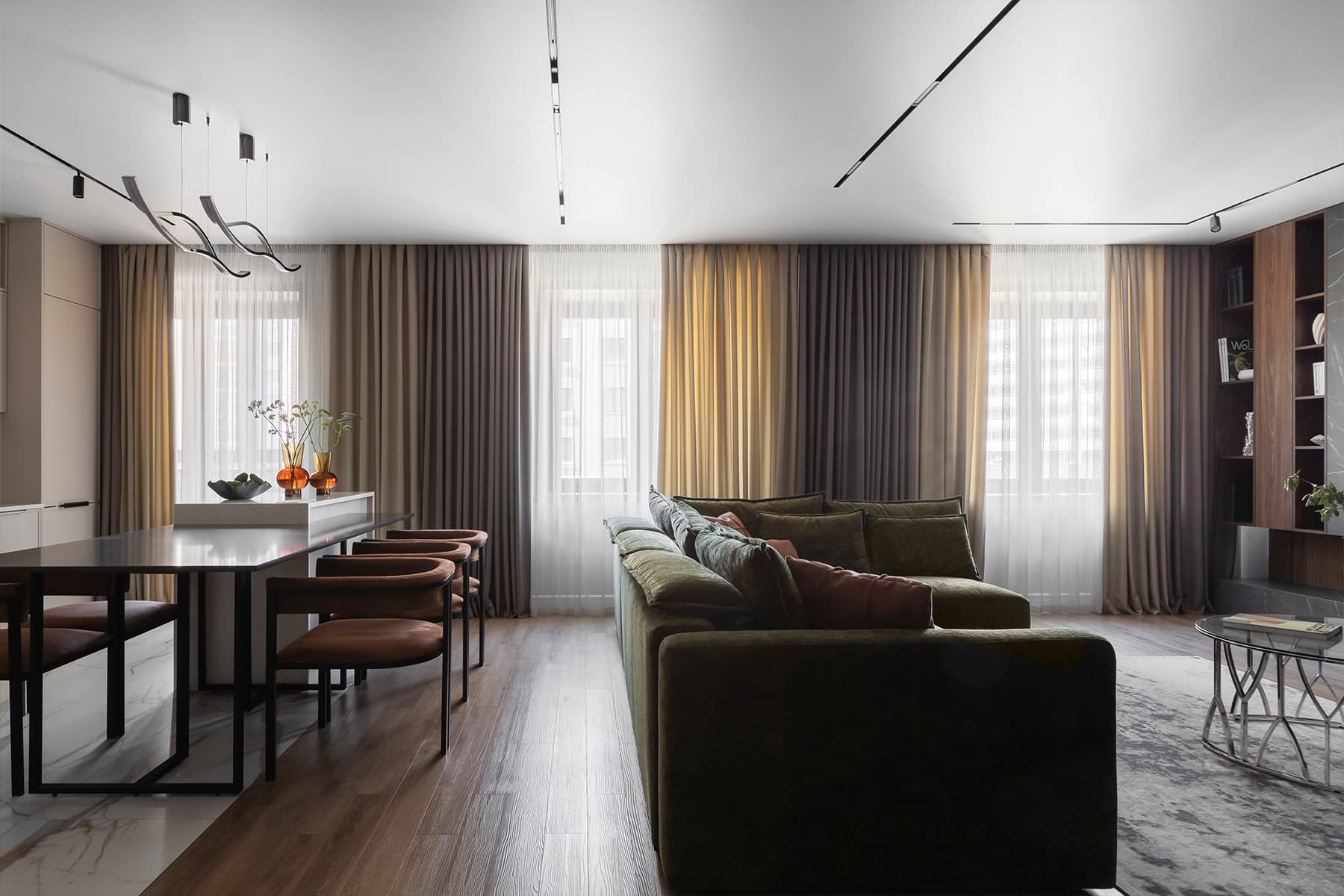 Травянистые оттенки, большой камин и обилие текстур в интерьере квартиры для молодой пары — проект студии Level Design