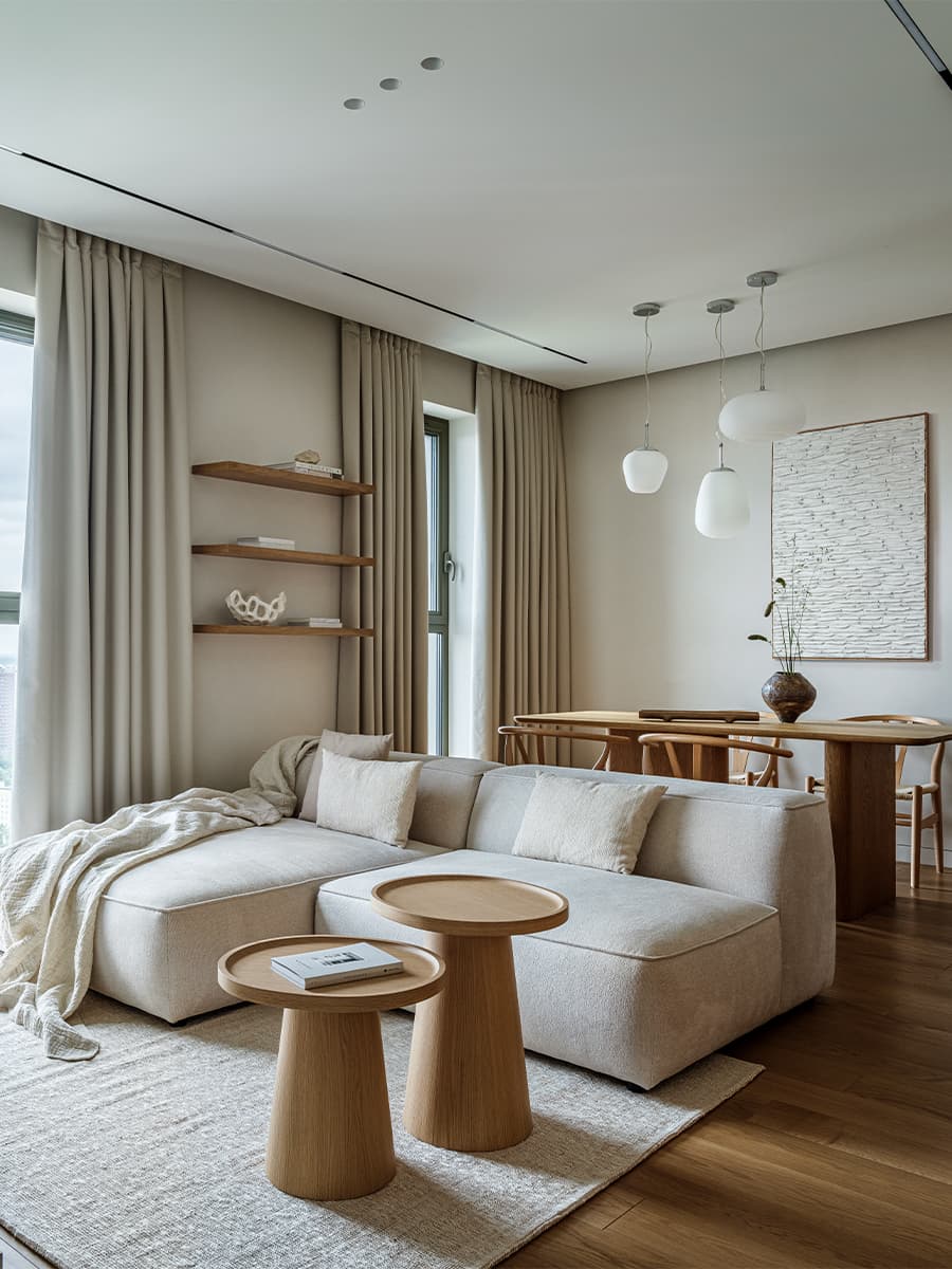 Светлая палитра и деревянные акценты в интерьере квартиры с элементами стиля джапанди — проект 4room.studio