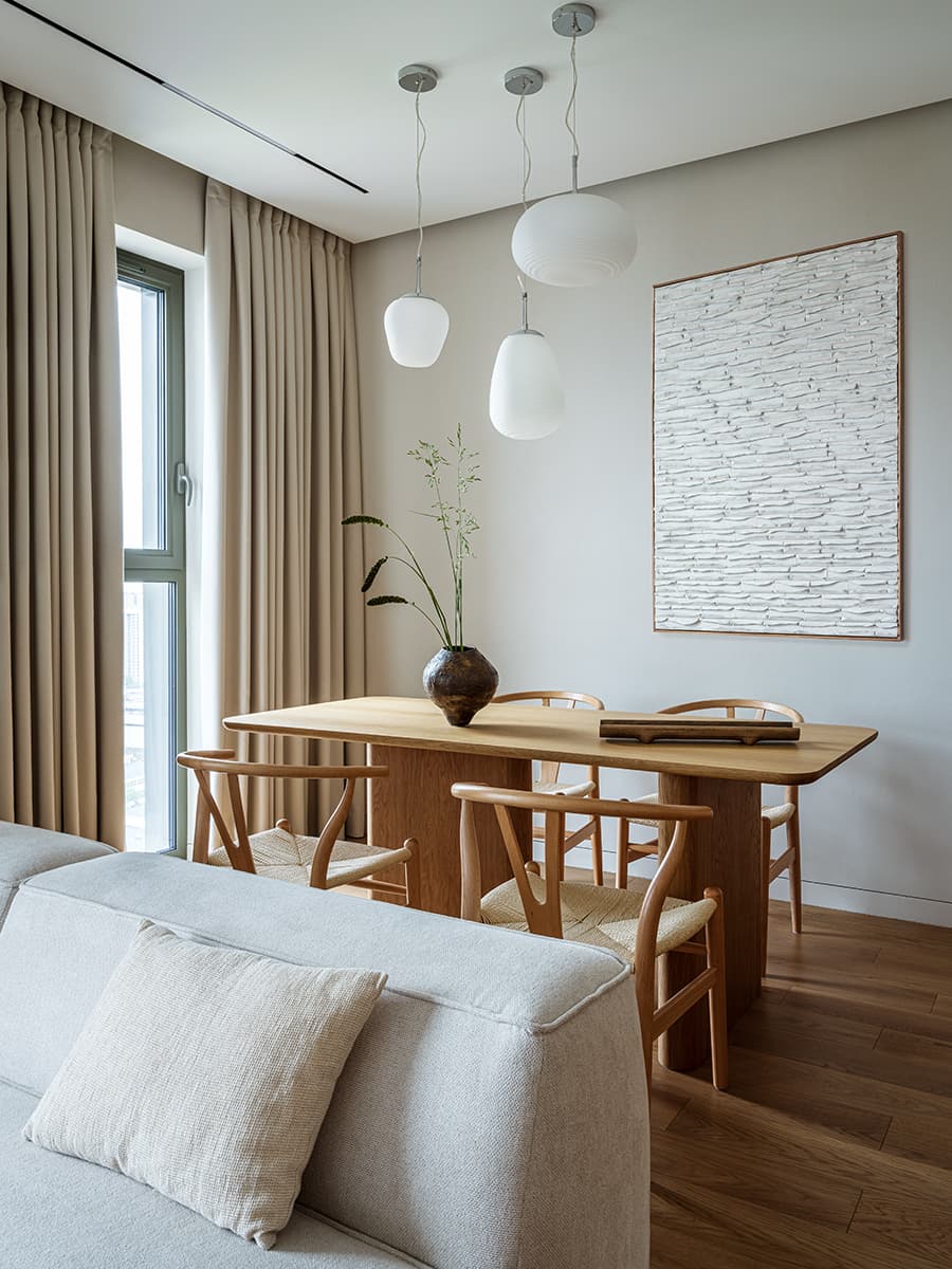 Светлая палитра и деревянные акценты в интерьере квартиры с элементами стиля джапанди — проект 4room.studio
