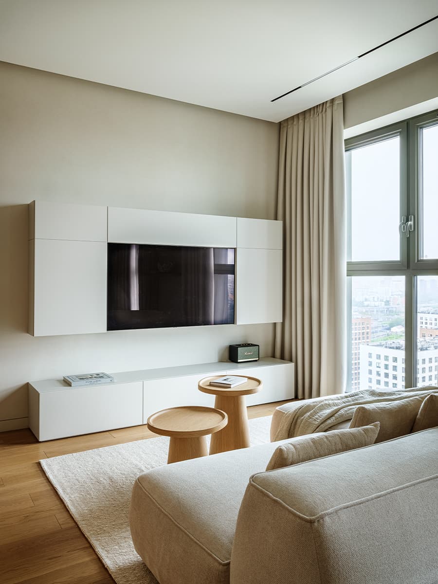 Светлая палитра и деревянные акценты в интерьере квартиры с элементами стиля джапанди — проект 4room.studio