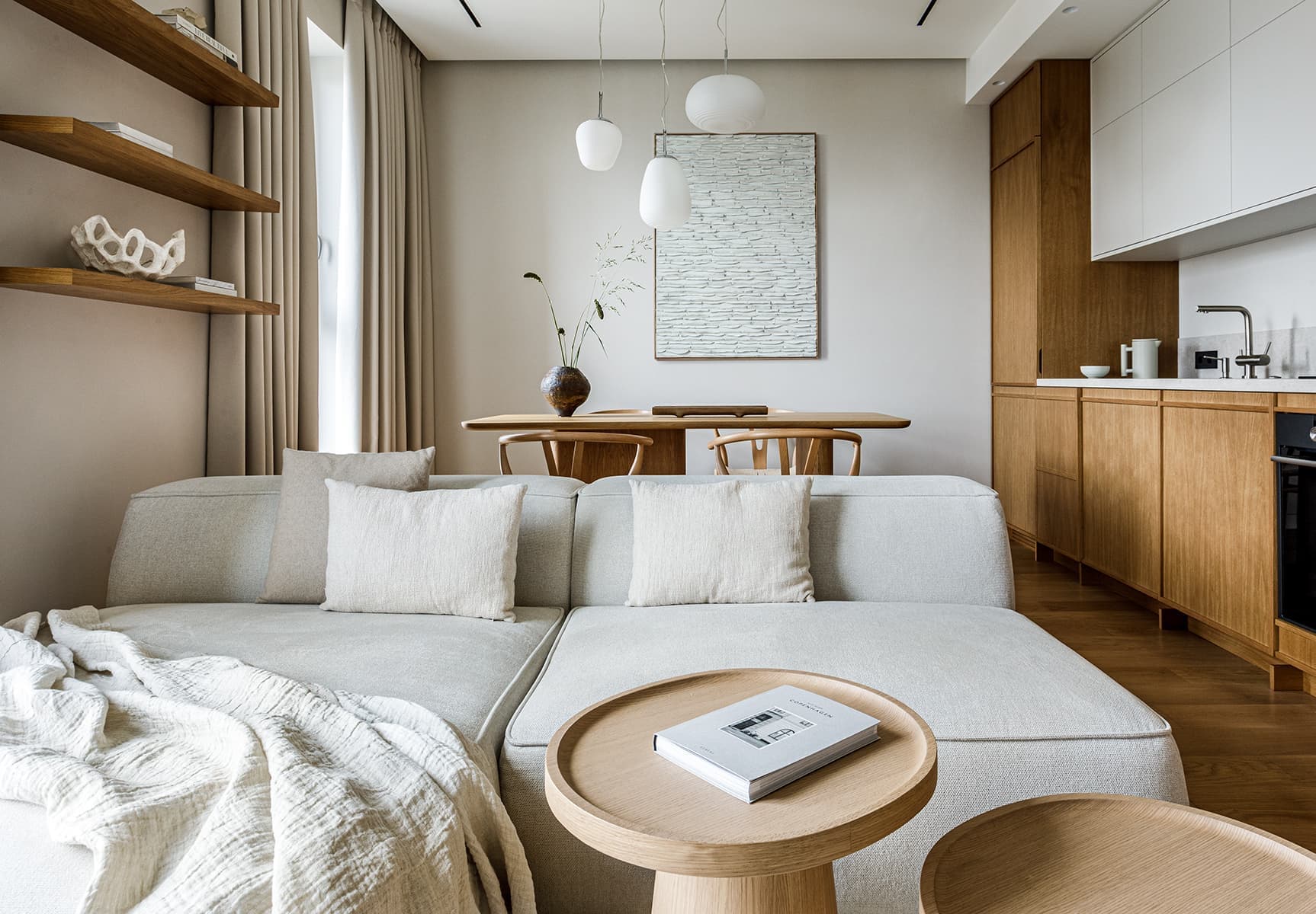 Светлая палитра и деревянные акценты в интерьере квартиры с элементами стиля джапанди — проект 4room.studio