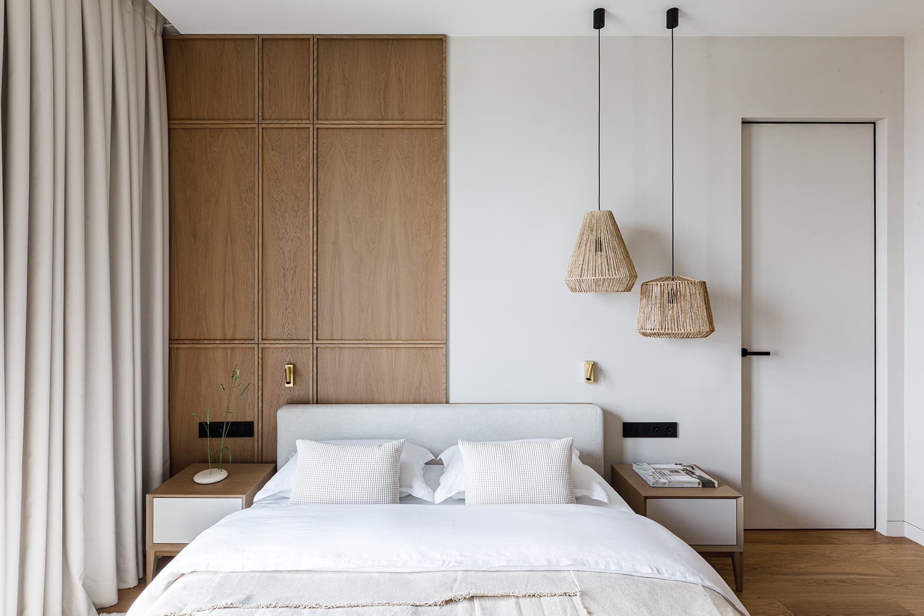 Светлая палитра и деревянные акценты в интерьере квартиры с элементами стиля джапанди — проект 4room.studio