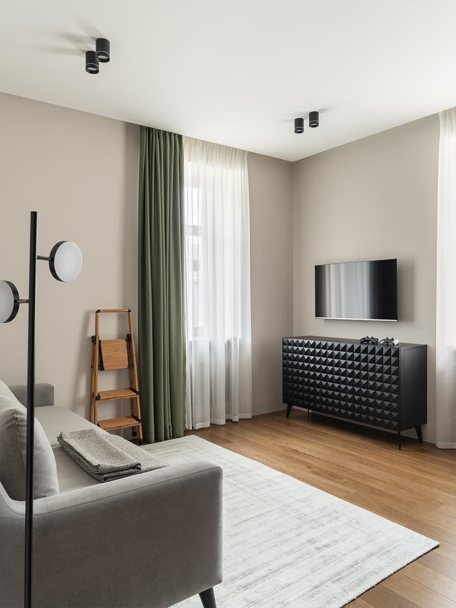 Зеленые оттенки в интерьере просторной квартиры для бизнесмена из Петербурга — проект Евгении Абориной