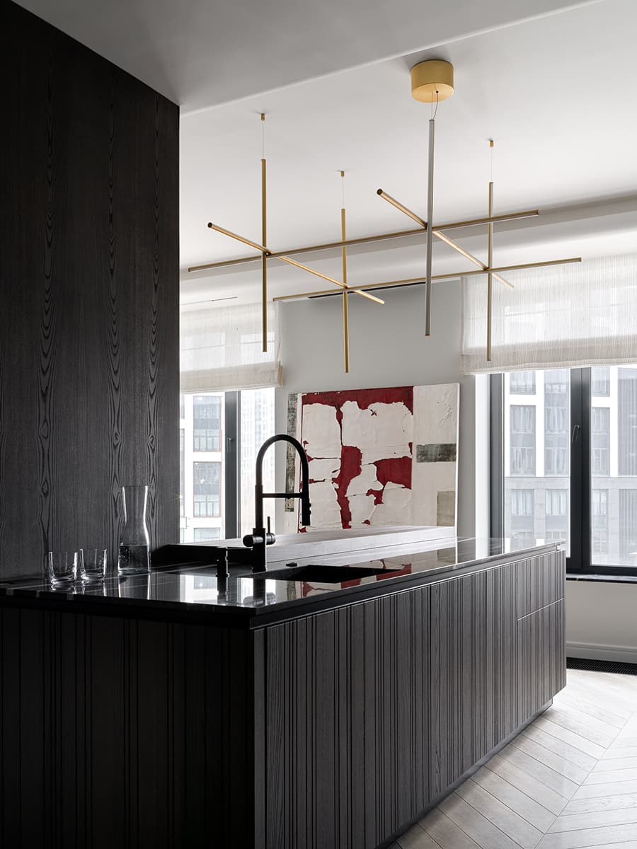 Контраст прямых линий и плавных форм в интерьере квартиры для женщины с двумя детьми — проект Юлии Айтекеновой