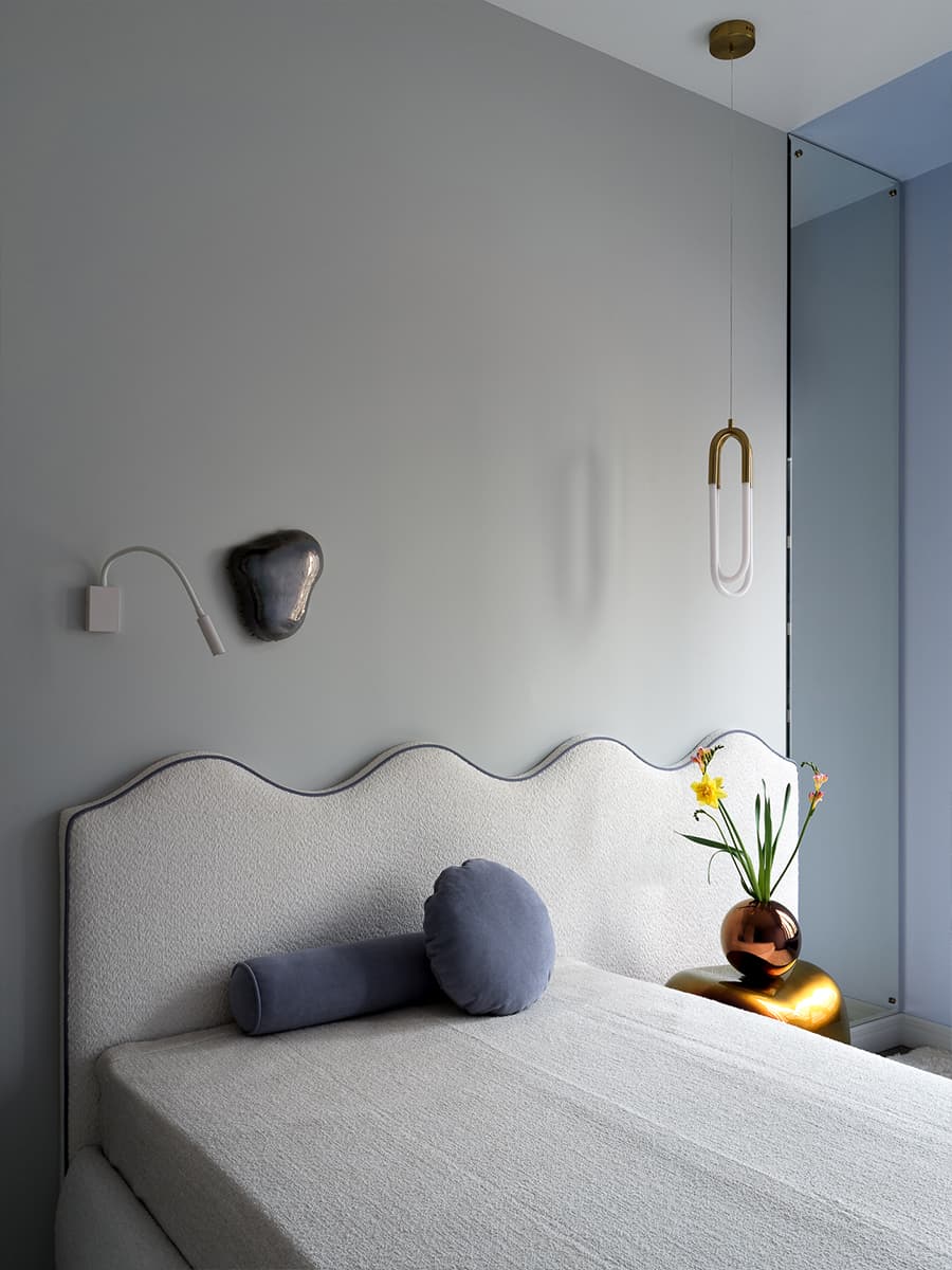 Контраст прямых линий и плавных форм в интерьере квартиры для женщины с двумя детьми — проект Юлии Айтекеновой