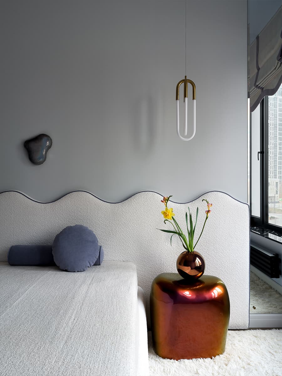 Контраст прямых линий и плавных форм в интерьере квартиры для женщины с двумя детьми — проект Юлии Айтекеновой