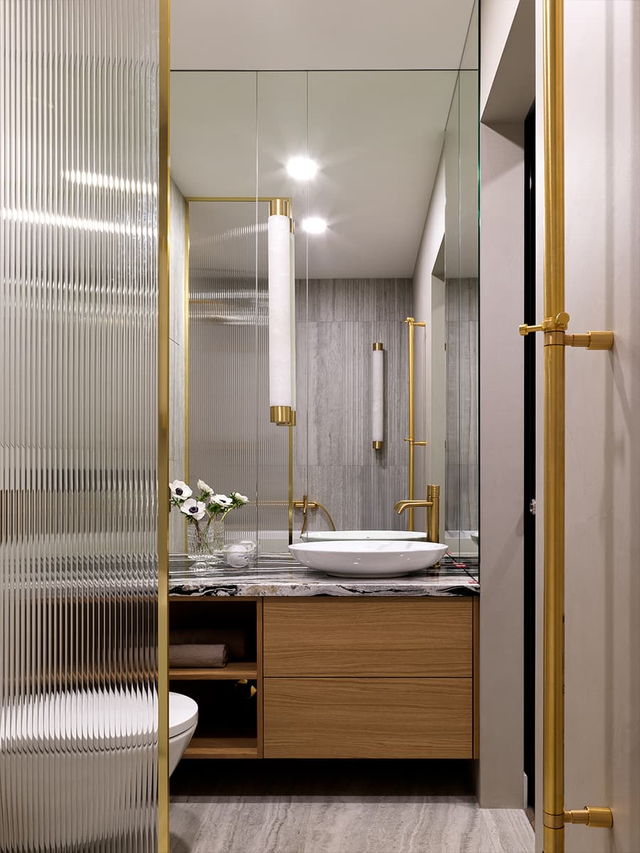 Контраст прямых линий и плавных форм в интерьере квартиры для женщины с двумя детьми — проект Юлии Айтекеновой