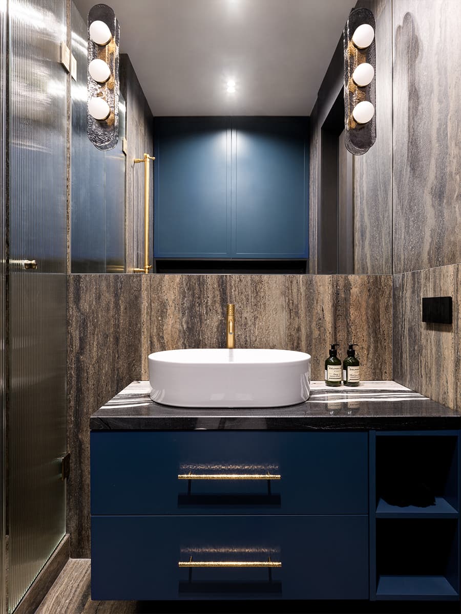 Контраст прямых линий и плавных форм в интерьере квартиры для женщины с двумя детьми — проект Юлии Айтекеновой