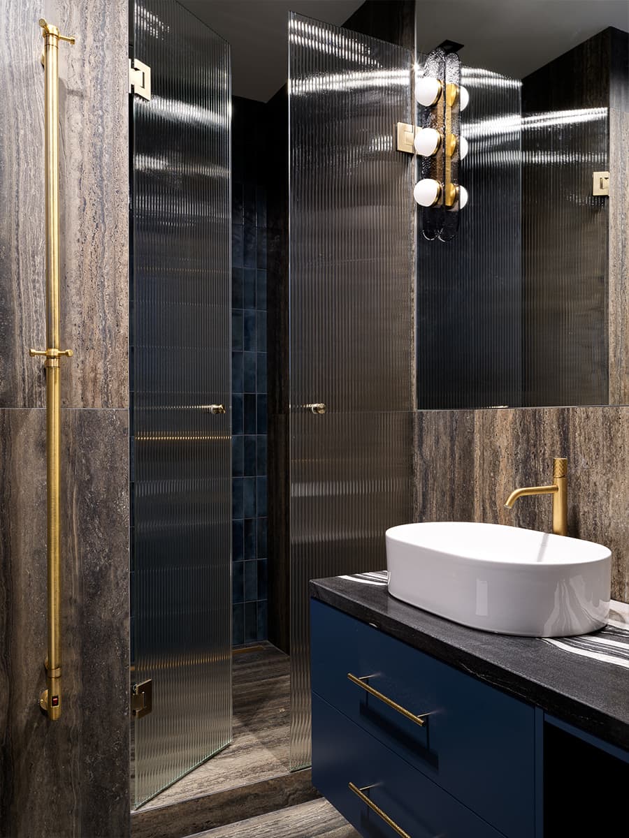 Контраст прямых линий и плавных форм в интерьере квартиры для женщины с двумя детьми — проект Юлии Айтекеновой