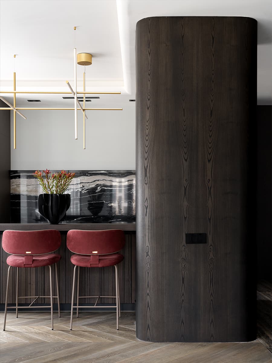 Контраст прямых линий и плавных форм в интерьере квартиры для женщины с двумя детьми — проект Юлии Айтекеновой