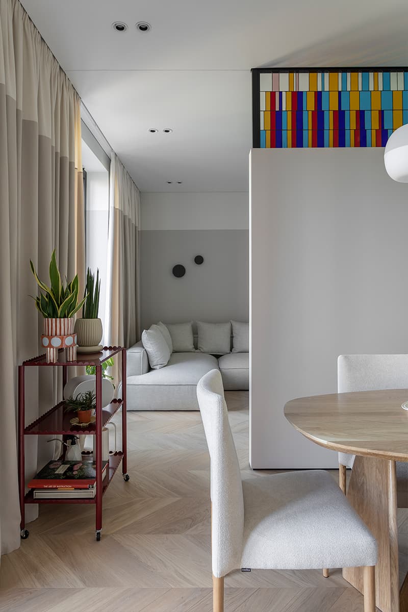 Стеклянные витражи и мозаичные панно в интерьере квартиры для креативной девушки — проект Ольги Гура