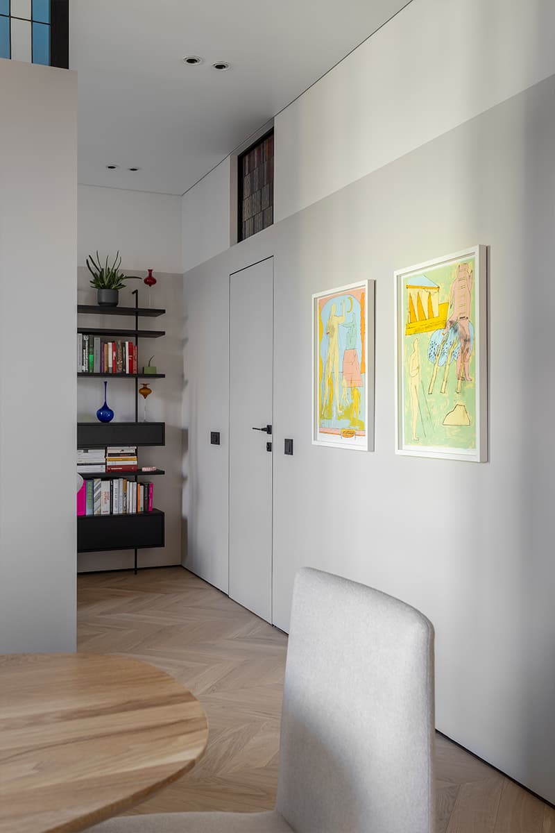 Стеклянные витражи и мозаичные панно в интерьере квартиры для креативной девушки — проект Ольги Гура