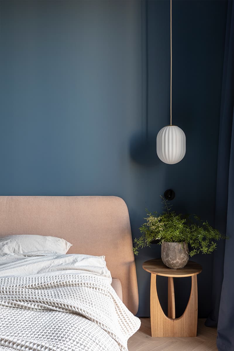 Стеклянные витражи и мозаичные панно в интерьере квартиры для креативной девушки — проект Ольги Гура