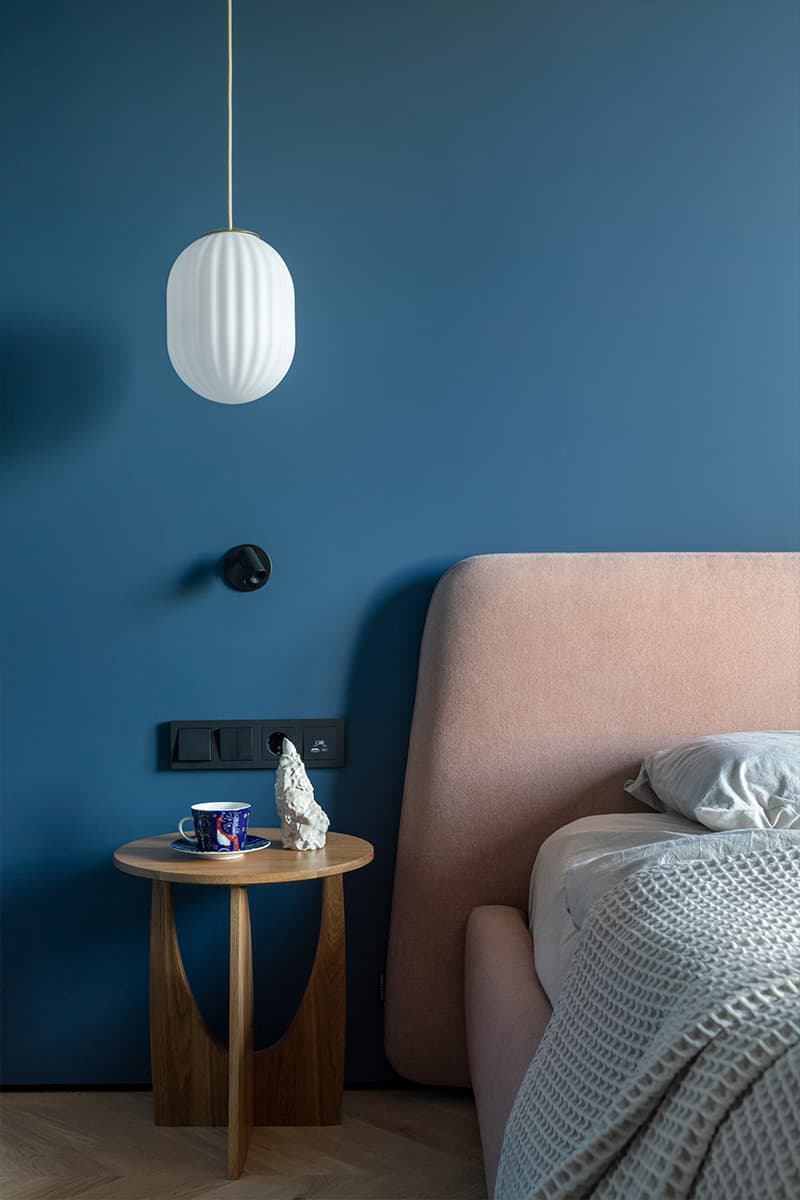 Стеклянные витражи и мозаичные панно в интерьере квартиры для креативной девушки — проект Ольги Гура