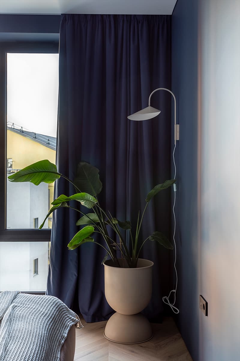 Стеклянные витражи и мозаичные панно в интерьере квартиры для креативной девушки — проект Ольги Гура