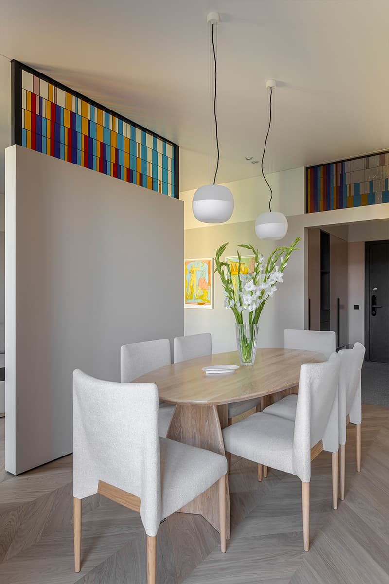 Стеклянные витражи и мозаичные панно в интерьере квартиры для креативной девушки — проект Ольги Гура