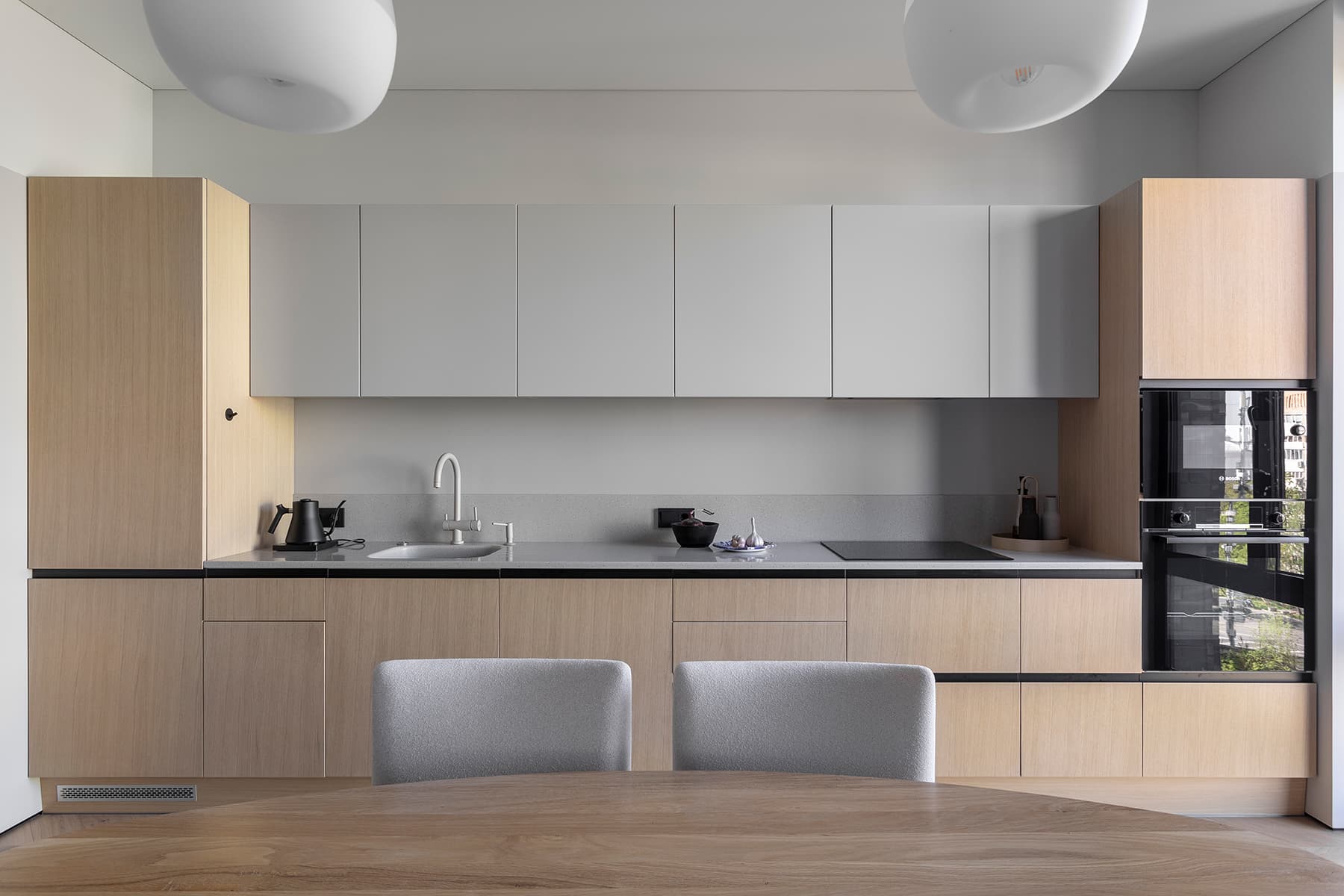 Стеклянные витражи и мозаичные панно в интерьере квартиры для креативной девушки — проект Ольги Гура