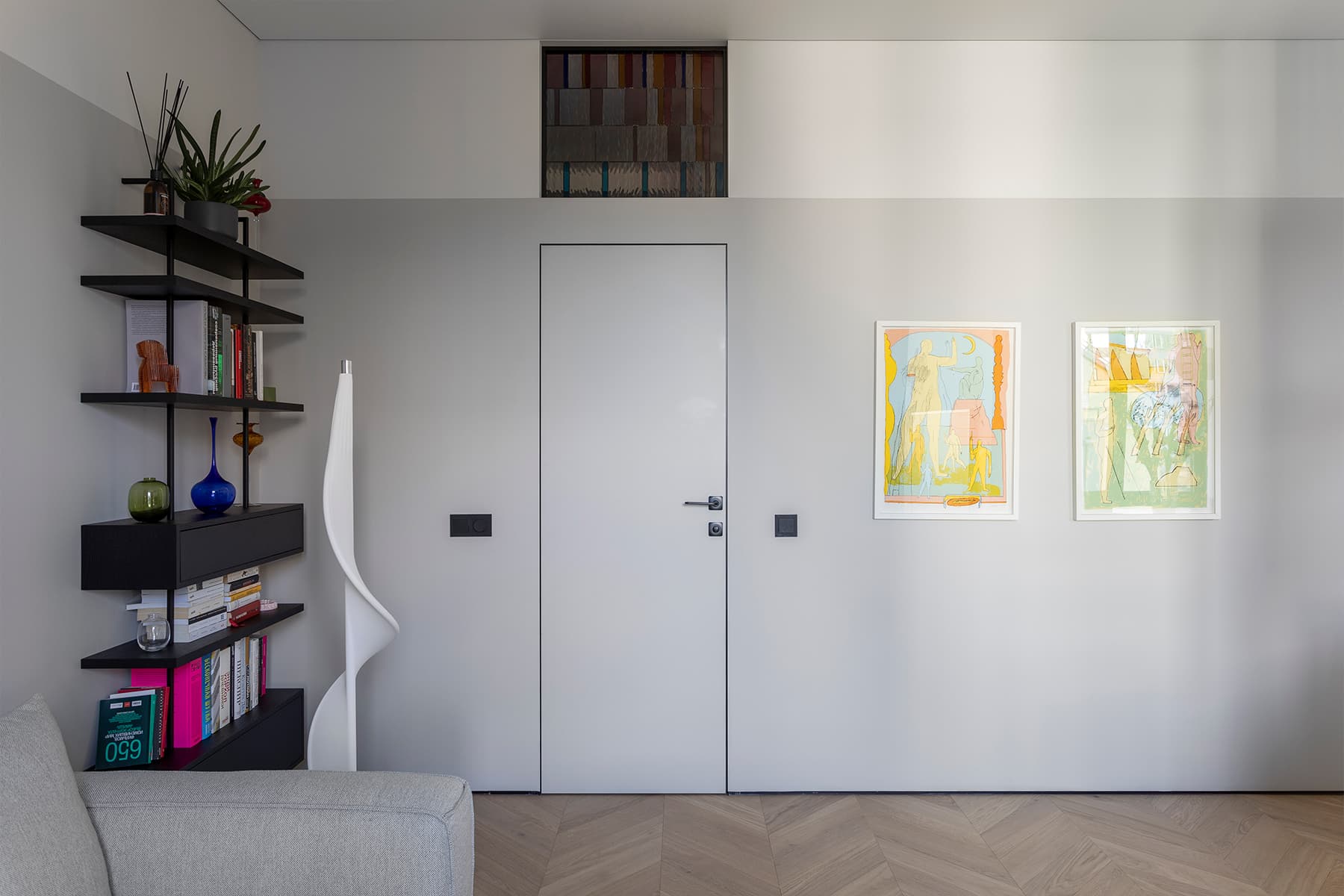 Стеклянные витражи и мозаичные панно в интерьере квартиры для креативной девушки — проект Ольги Гура