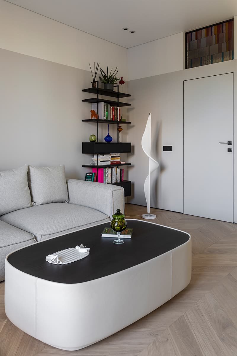 Стеклянные витражи и мозаичные панно в интерьере квартиры для креативной девушки — проект Ольги Гура