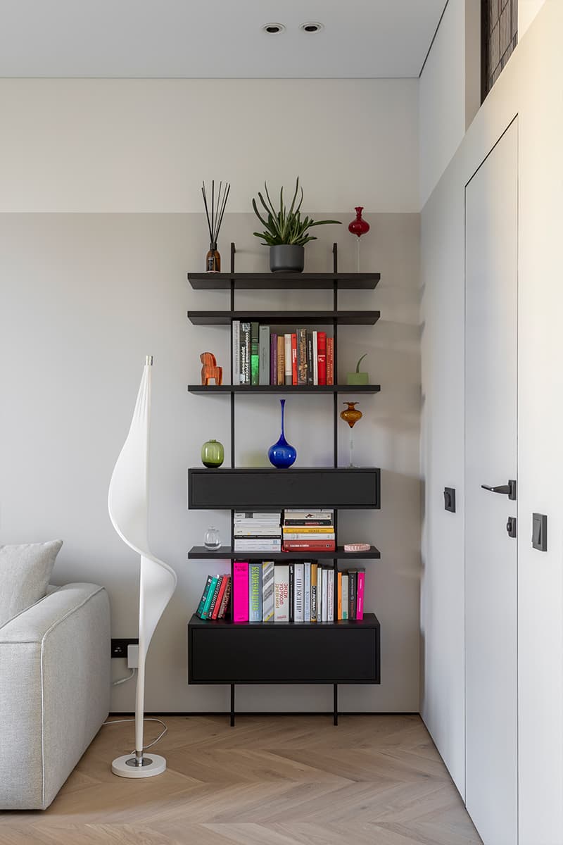 Стеклянные витражи и мозаичные панно в интерьере квартиры для креативной девушки — проект Ольги Гура