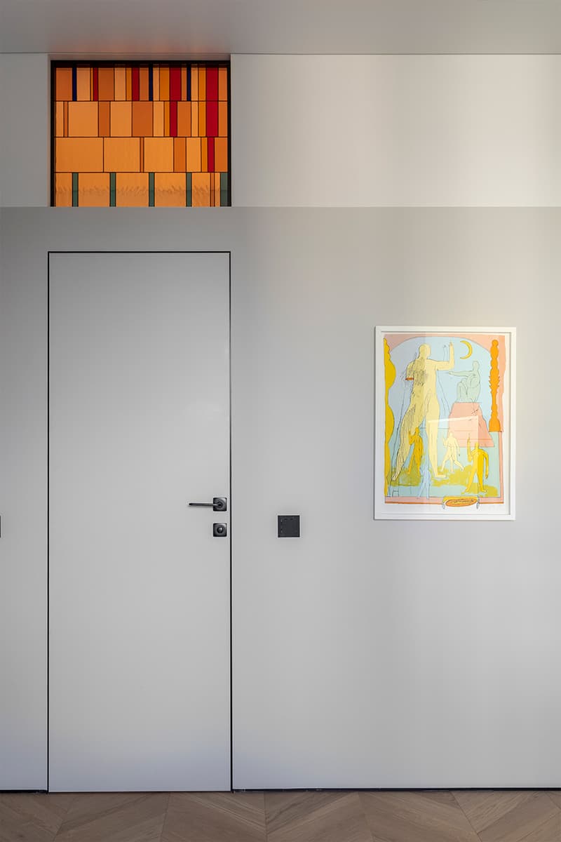 Стеклянные витражи и мозаичные панно в интерьере квартиры для креативной девушки — проект Ольги Гура