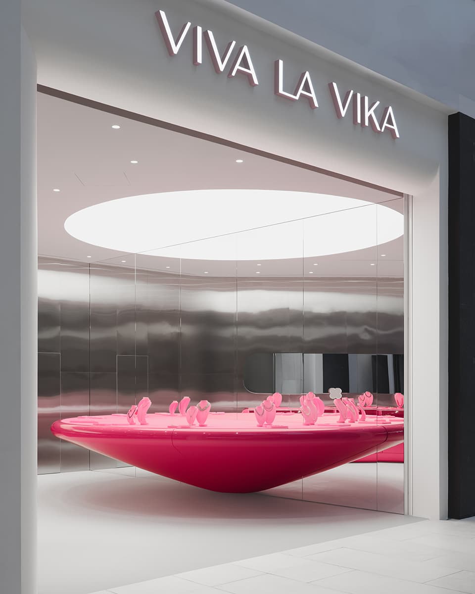 Футуристичная розовая тумба, сталь и зеркала в интерьере магазина украшений — проект студии KIDZ