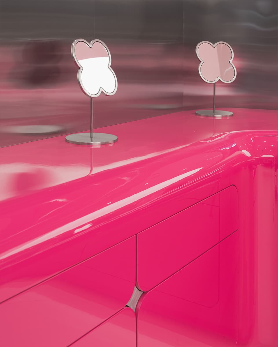 Футуристичная розовая тумба, сталь и зеркала в интерьере магазина украшений — проект студии KIDZ