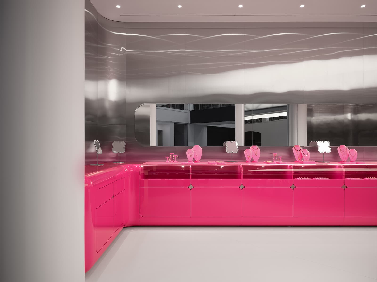 Футуристичная розовая тумба, сталь и зеркала в интерьере магазина украшений — проект студии KIDZ