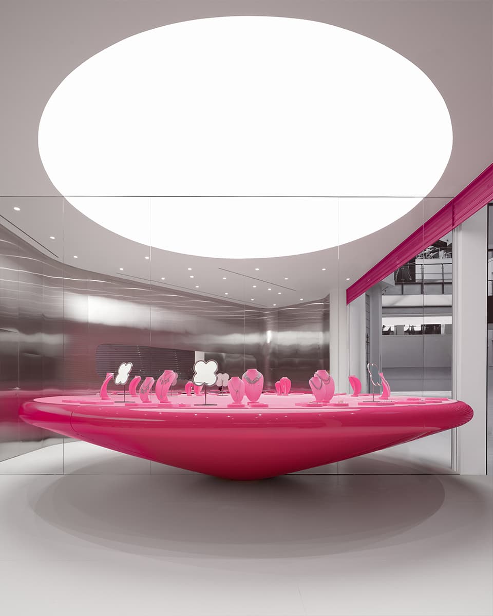Футуристичная розовая тумба, сталь и зеркала в интерьере магазина украшений — проект студии KIDZ