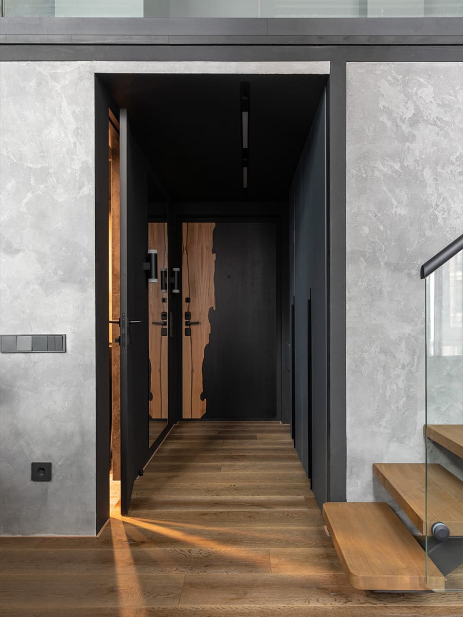 Обволакивающие темные тона в интерьере квартиры с антресольным этажом — проект Вероники Квасовой