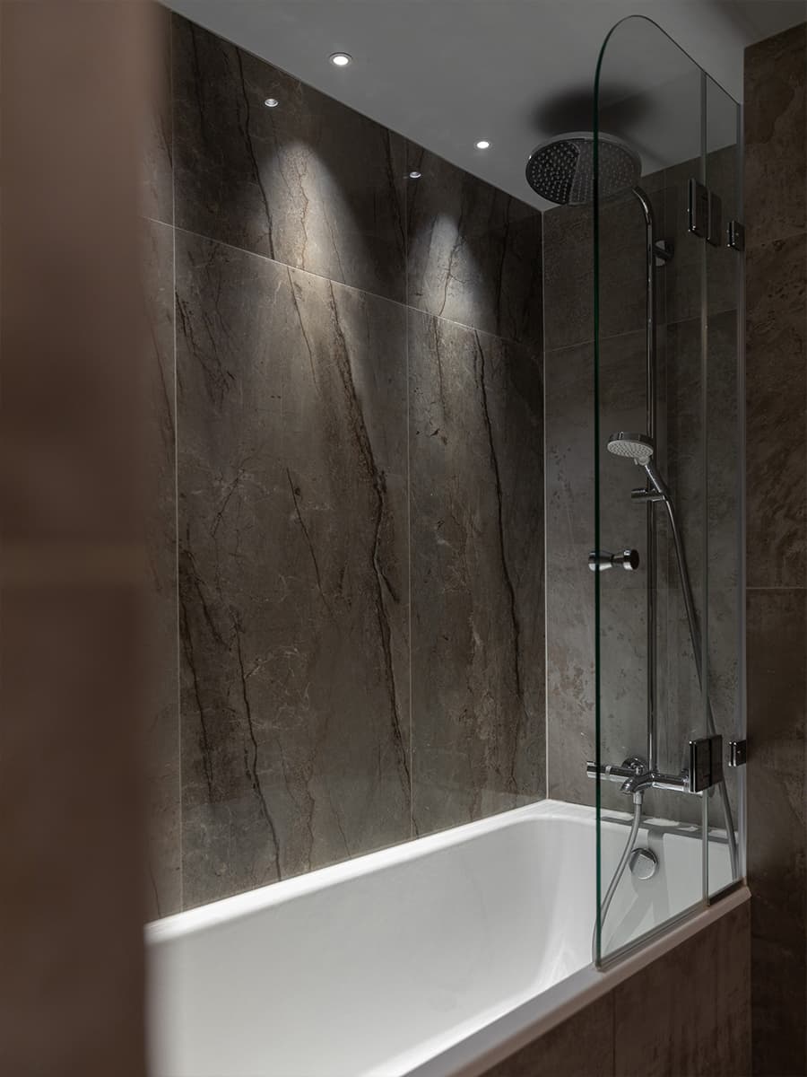 Обволакивающие темные тона в интерьере квартиры с антресольным этажом — проект Вероники Квасовой