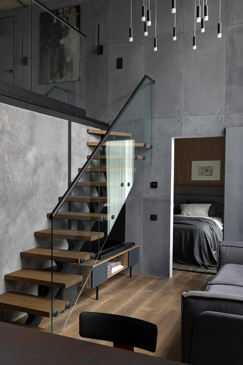 Обволакивающие темные тона в интерьере квартиры с антресольным этажом — проект Вероники Квасовой