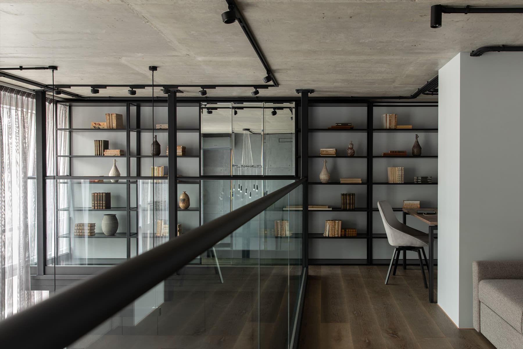 Обволакивающие темные тона в интерьере квартиры с антресольным этажом — проект Вероники Квасовой