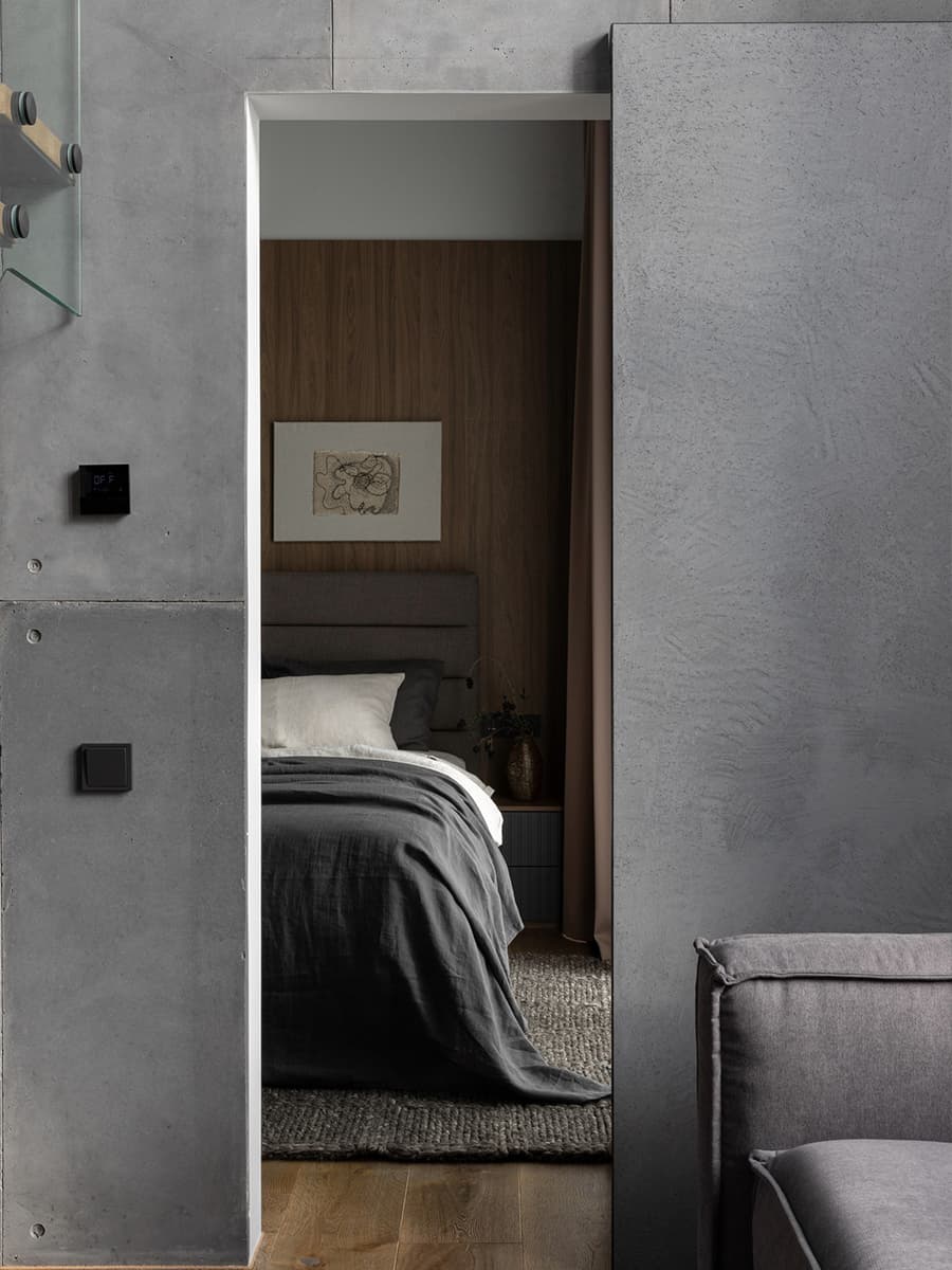 Обволакивающие темные тона в интерьере квартиры с антресольным этажом — проект Вероники Квасовой