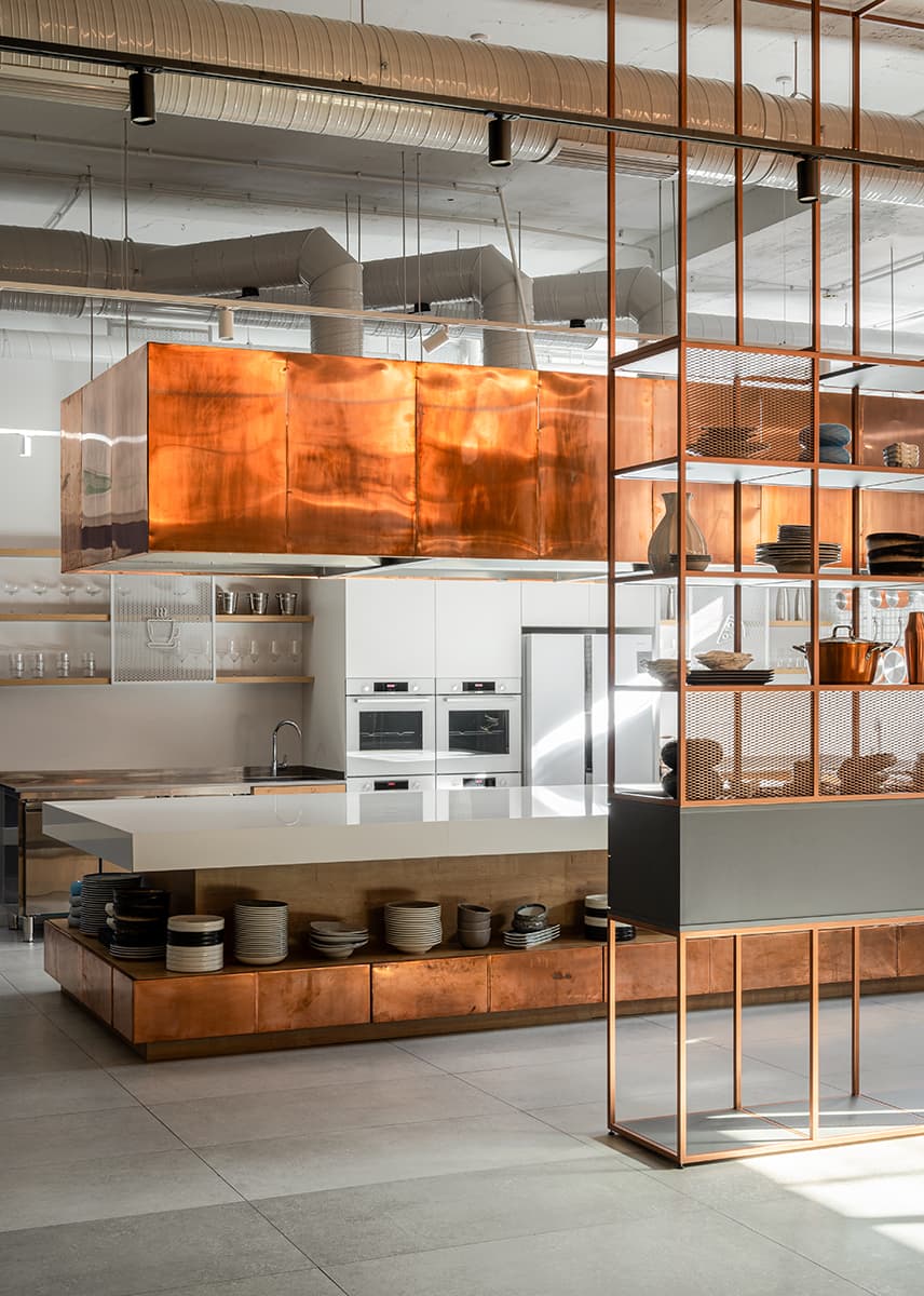 Акцентные медные панели и светильник из сетки в интерьере кулинарной студии — проект Алины Воробьевой