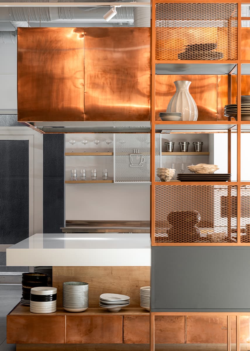 Акцентные медные панели и светильник из сетки в интерьере кулинарной студии — проект Алины Воробьевой