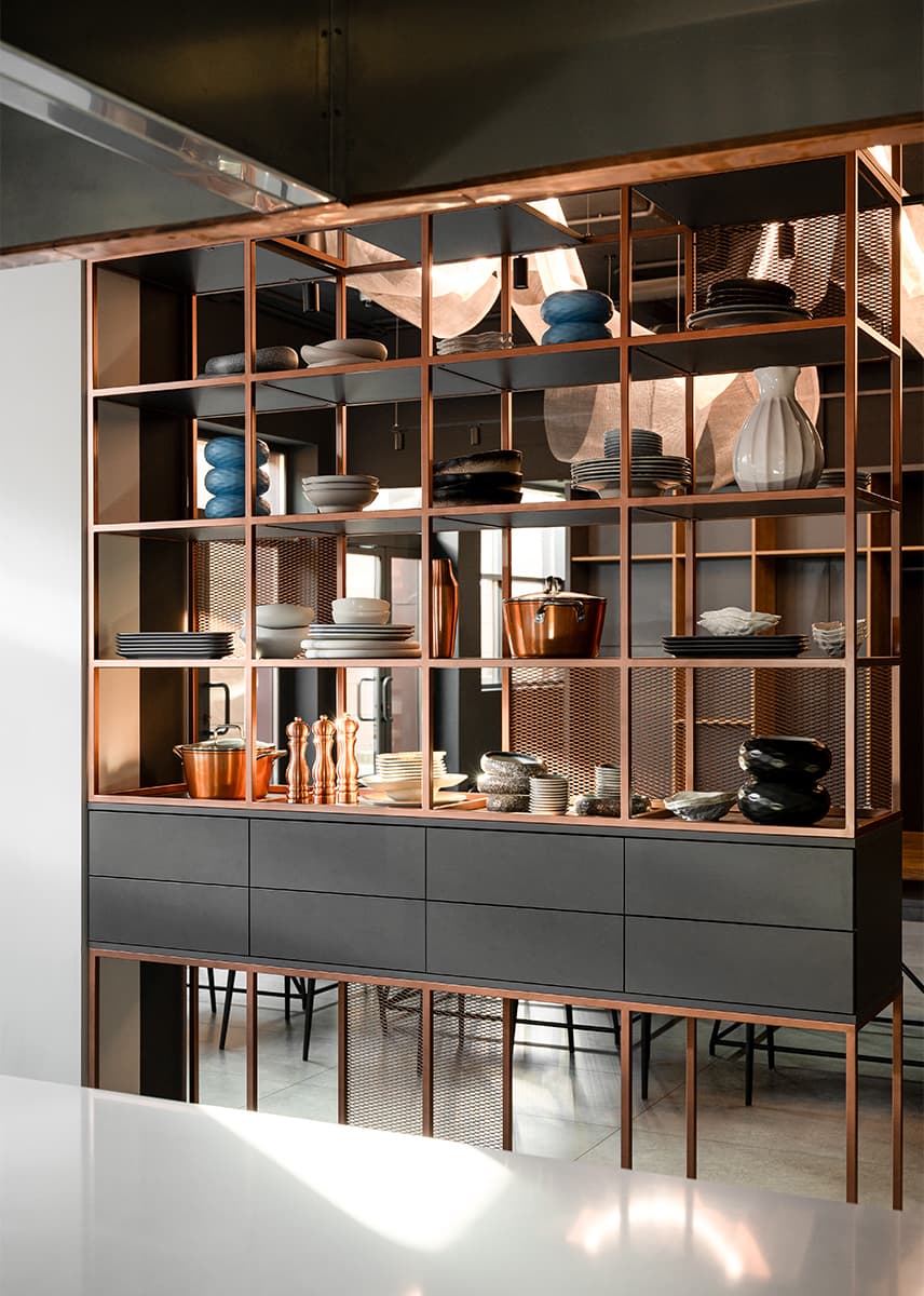 Акцентные медные панели и светильник из сетки в интерьере кулинарной студии — проект Алины Воробьевой