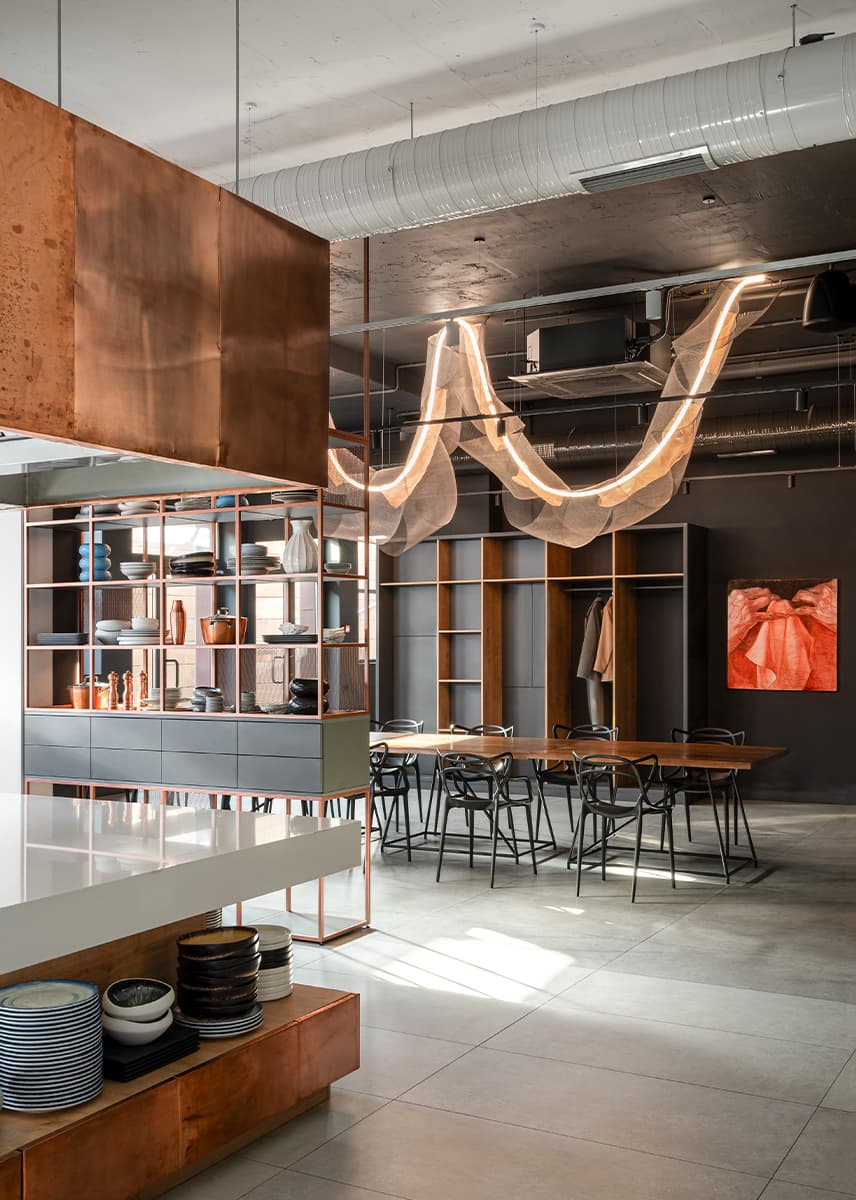Акцентные медные панели и светильник из сетки в интерьере кулинарной студии — проект Алины Воробьевой