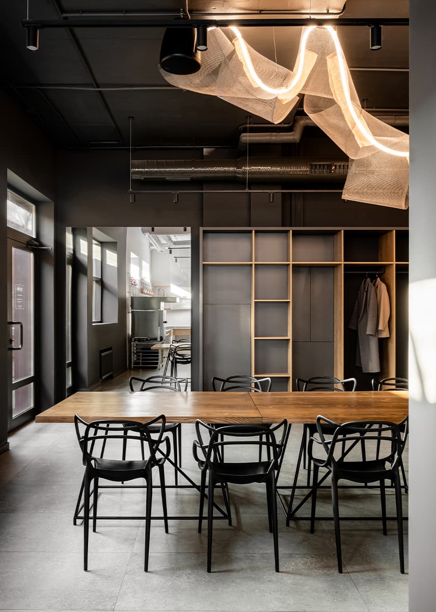 Акцентные медные панели и светильник из сетки в интерьере кулинарной студии — проект Алины Воробьевой