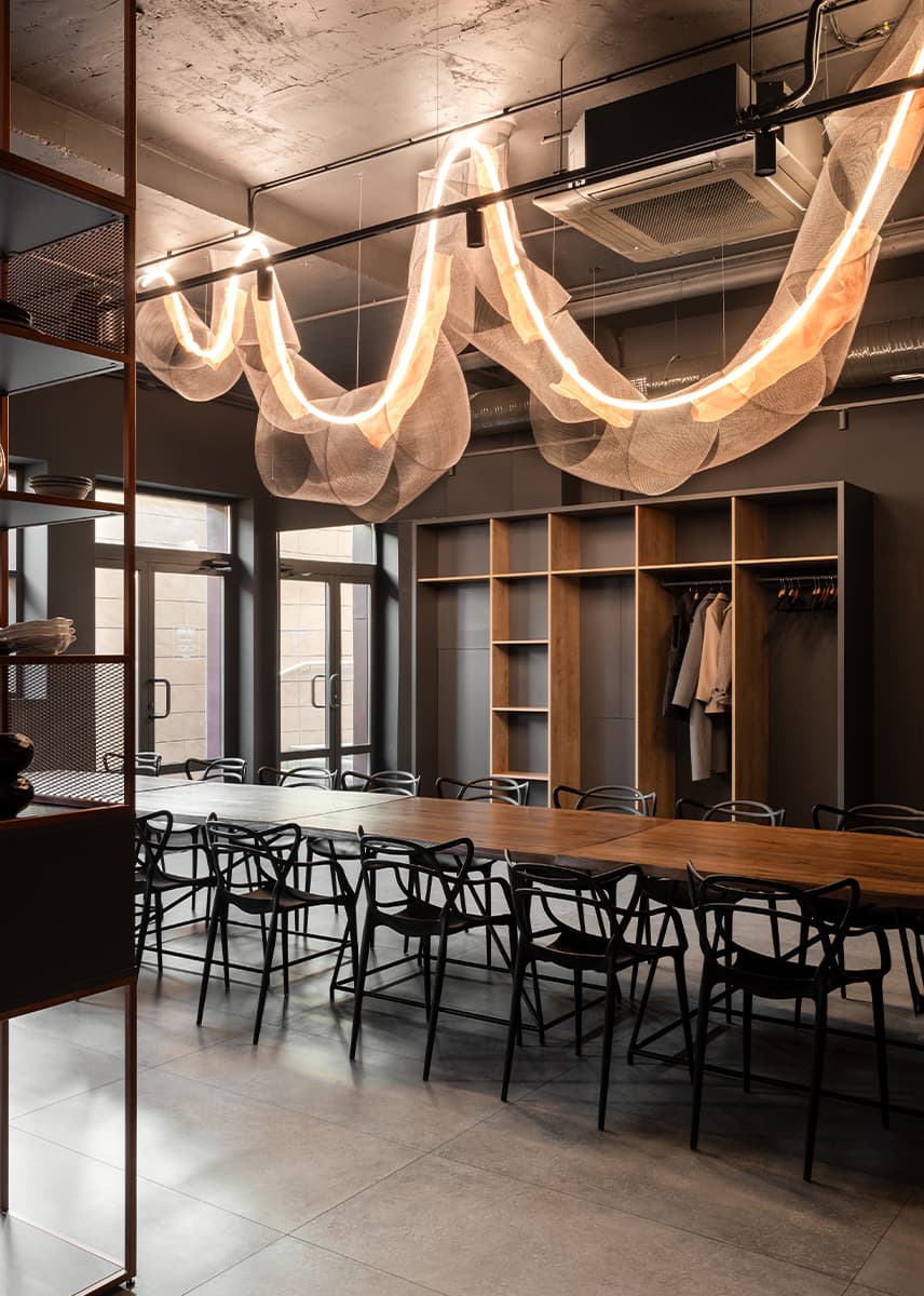 Акцентные медные панели и светильник из сетки в интерьере кулинарной студии — проект Алины Воробьевой