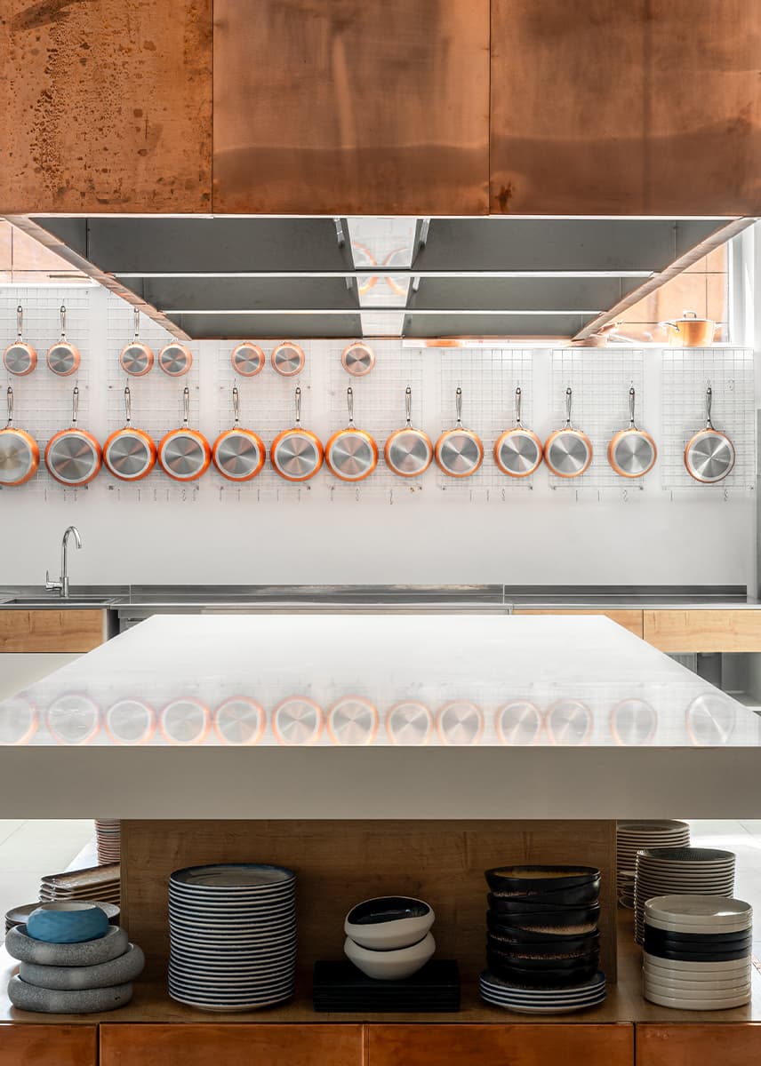 Акцентные медные панели и светильник из сетки в интерьере кулинарной студии — проект Алины Воробьевой