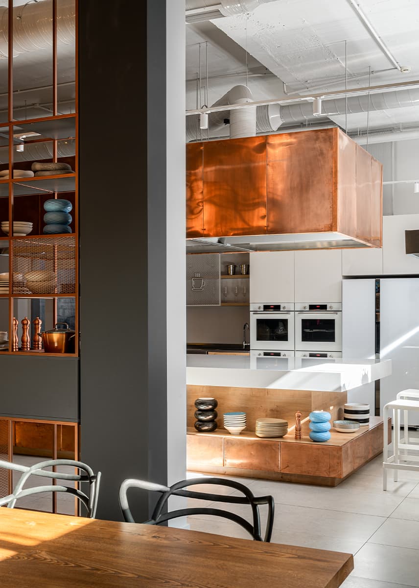 Акцентные медные панели и светильник из сетки в интерьере кулинарной студии — проект Алины Воробьевой