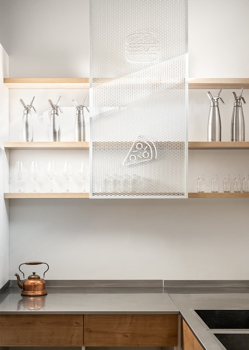 Акцентные медные панели и светильник из сетки в интерьере кулинарной студии — проект Алины Воробьевой