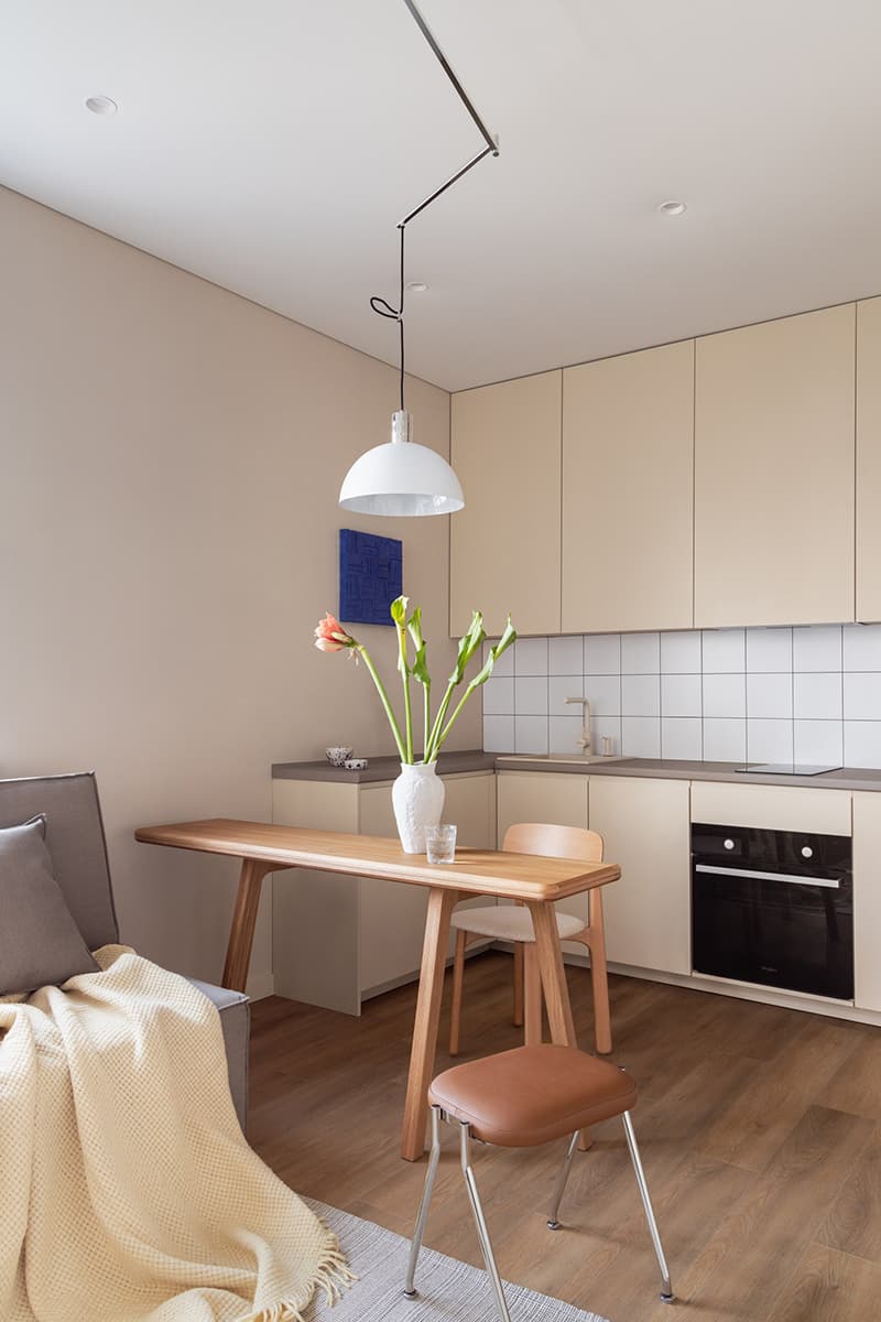 Акцентное искусство в теплом интерьере небольшой квартиры — проект бюро интерьеров 21°DESIGN