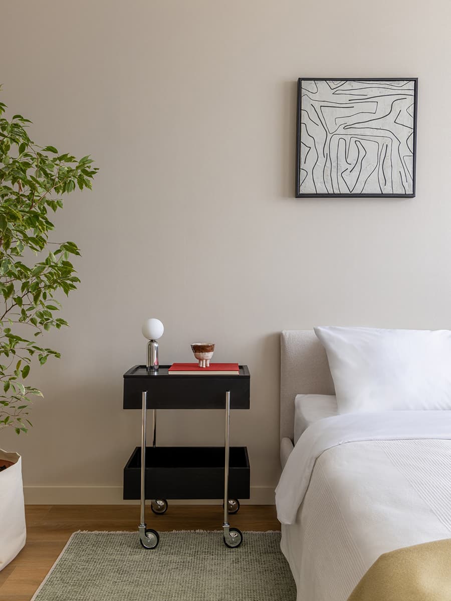 Акцентное искусство в теплом интерьере небольшой квартиры — проект бюро интерьеров 21°DESIGN