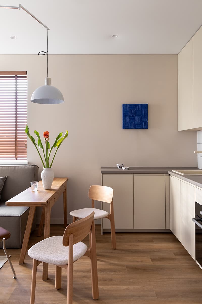 Акцентное искусство в теплом интерьере небольшой квартиры — проект бюро интерьеров 21°DESIGN