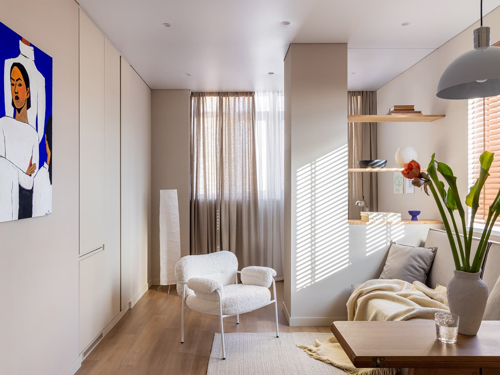 Акцентное искусство в теплом интерьере небольшой квартиры — проект бюро интерьеров 21°DESIGN