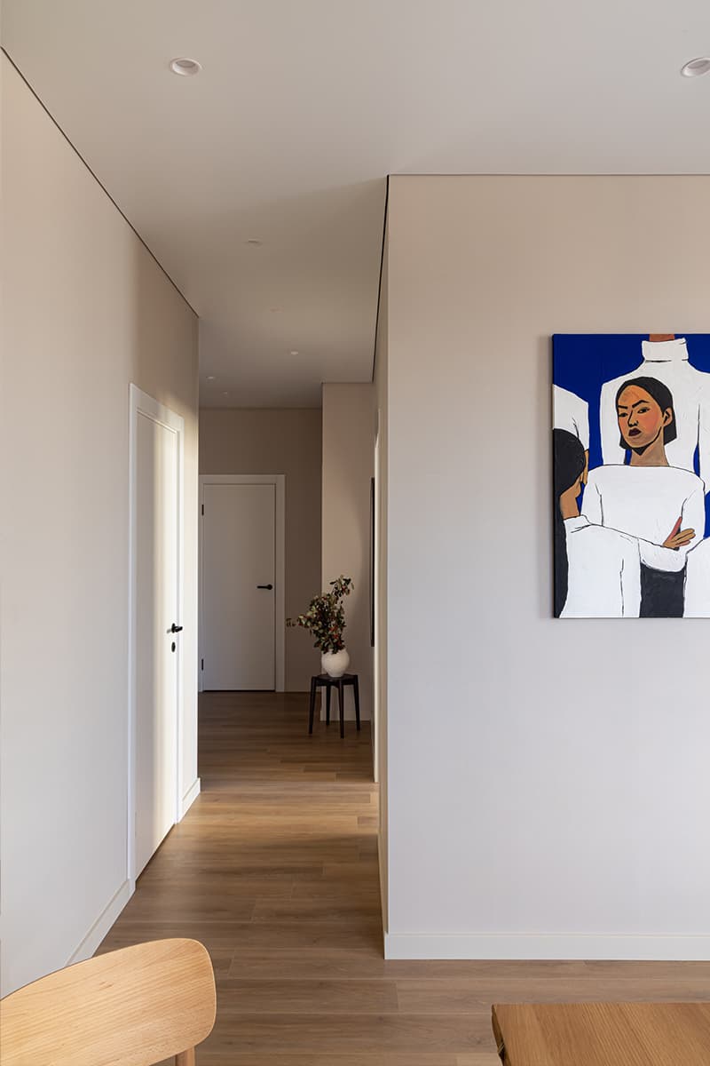 Акцентное искусство в теплом интерьере небольшой квартиры — проект бюро интерьеров 21°DESIGN