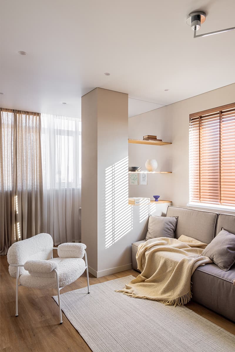 Акцентное искусство в теплом интерьере небольшой квартиры — проект бюро интерьеров 21°DESIGN